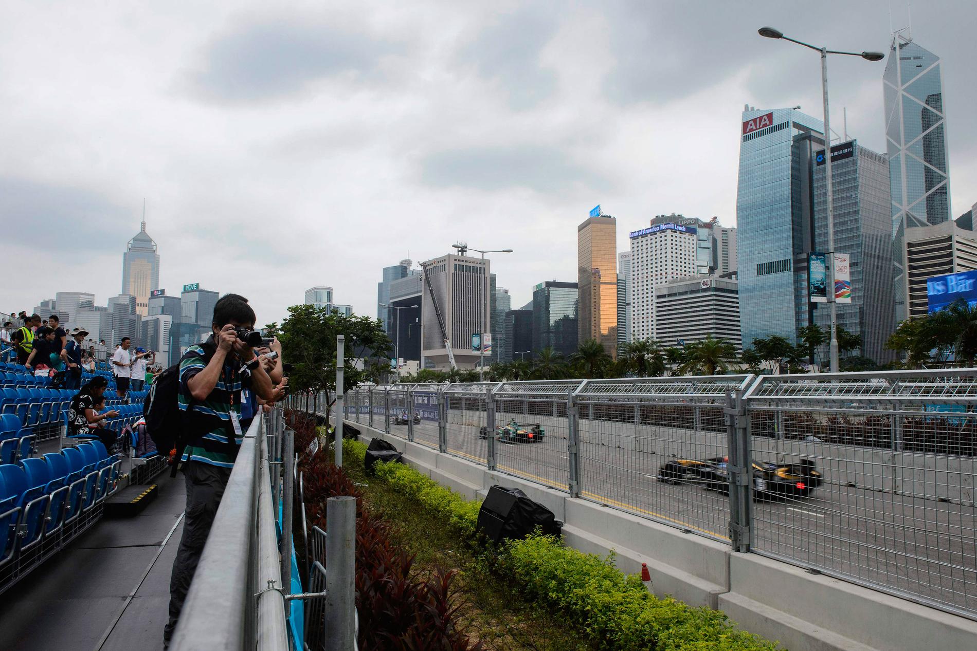 premiär  Det första loppet i årets säsong körs i dag i Hong Kong,            och loppet körs mitt inne stan bland skyskrapor och entusiastiska fans. Foto: AFP