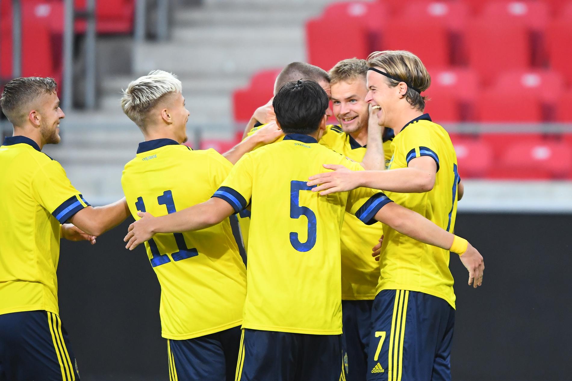 Sveriges Gustav Henriksson näst längst till höger har gjort 3–0 och grattas av Pontus Almqvist (11) och Eric Kahl (5) i Kalmar.