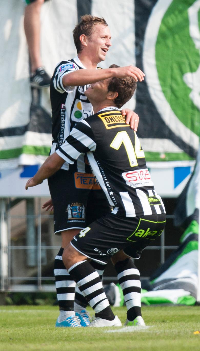 Fredrik Olsson firar ett av tre mål.