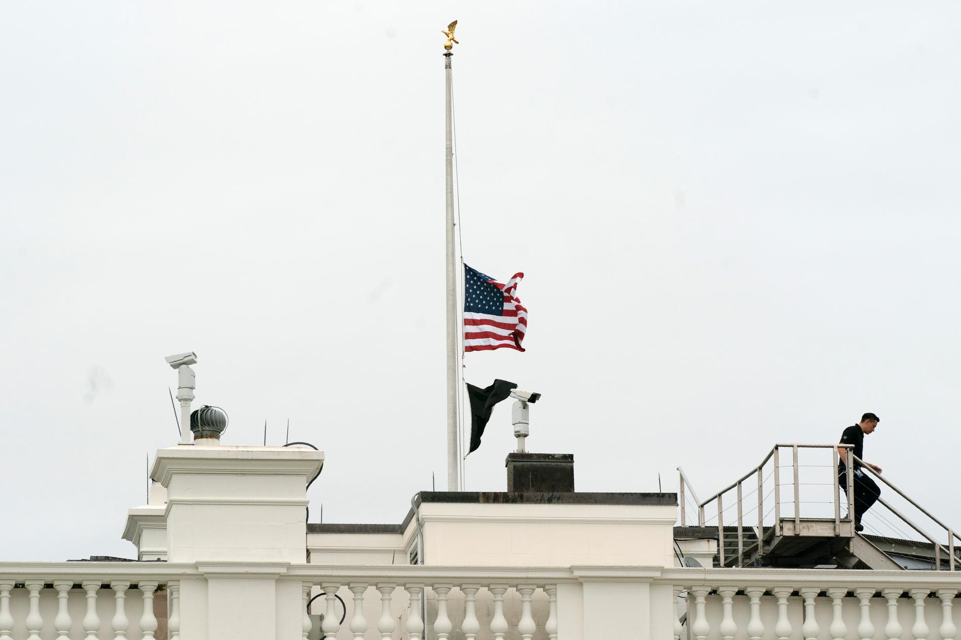 Flaggan vajar på halv stång över Vita huset efter ett av de värsta skoldåden i landet hittills. 