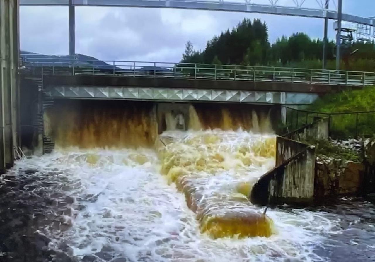 Norska myndigheter överväger att spränga efter att ett kraftverk översvämmats.