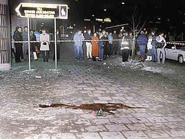 Mordplatsen Statsminister Olof Palme mördades vid Sveavägen den 28 februari 1986. Palme och den svenska regeringen var en av de hårdaste kritikerna av rasåtskillnadspolitiken i Sydafrika.