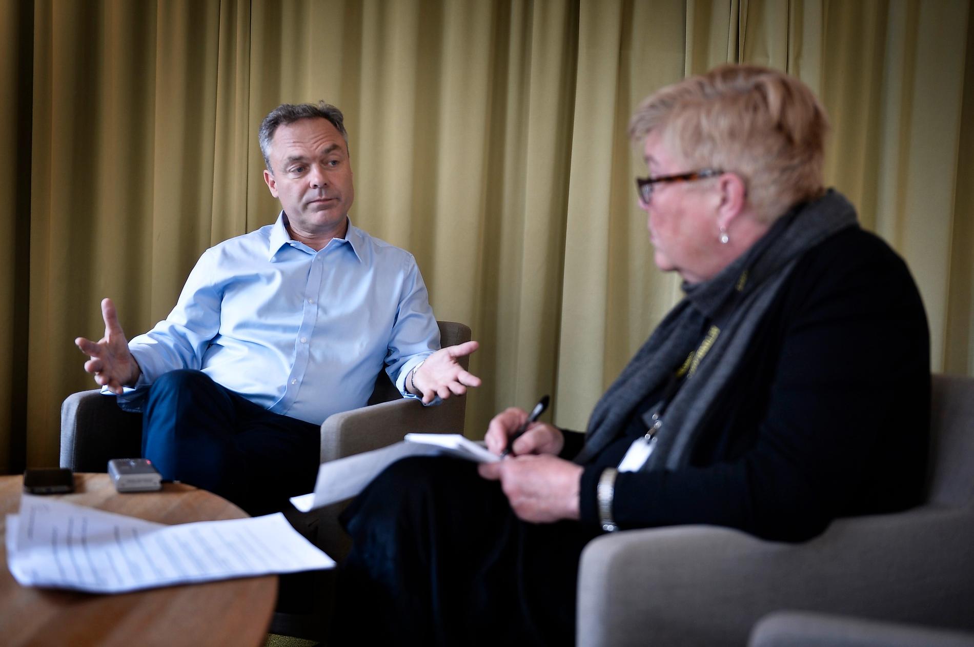 Jan Björklund intervjuas inför valet 2014. 
