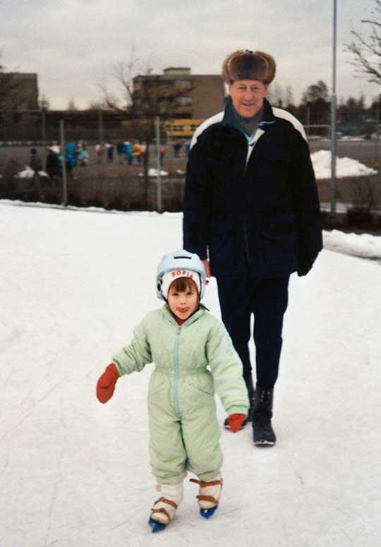 Sofia tillsammans med sin farfar Stig Hellqvist, januari 1988.