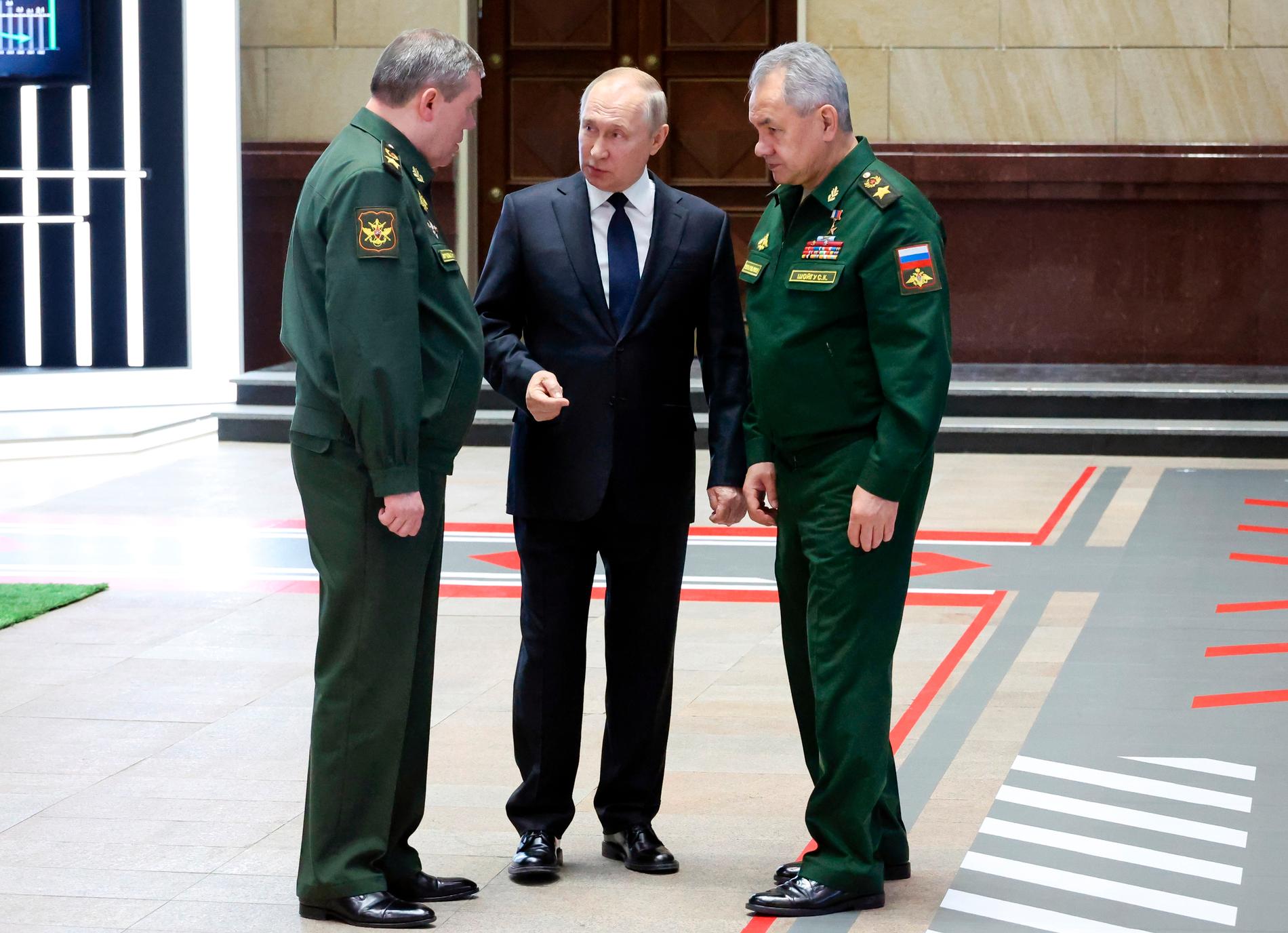 Från vänster: Ryska generalstabschefen Valerij Gerasimov, presidenten Vladimir Putin och försvarsministern Sergej Sjojgu.