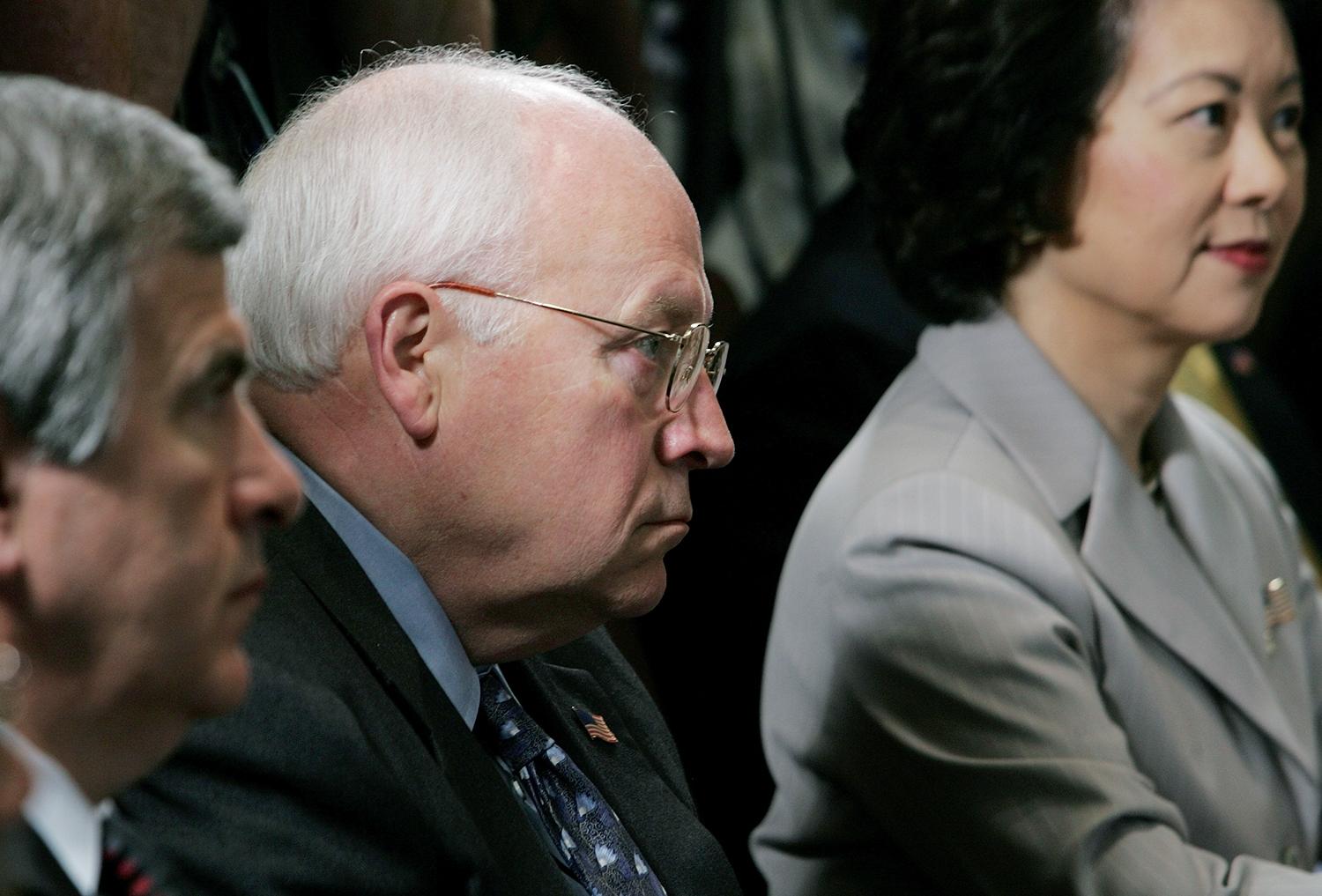 Elaine L. Caho med dåvarande vicepresidenten Dick Cheney.