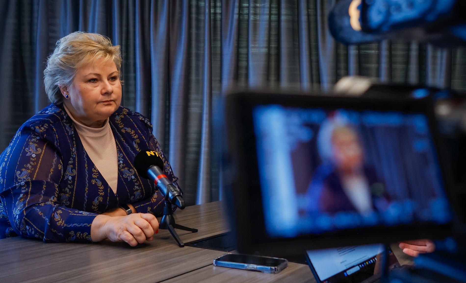 Erna Solberg intervjuas av norska NTB efter avslöjandena om maken Sindre Finnes aktiehandel.