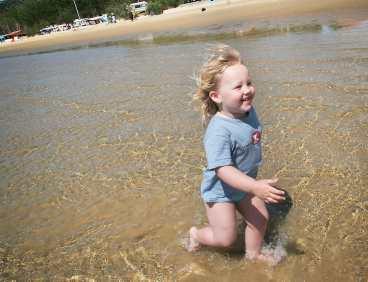 Annika Zandtner, 3, gillar sandstranden i San Marino på Rab.