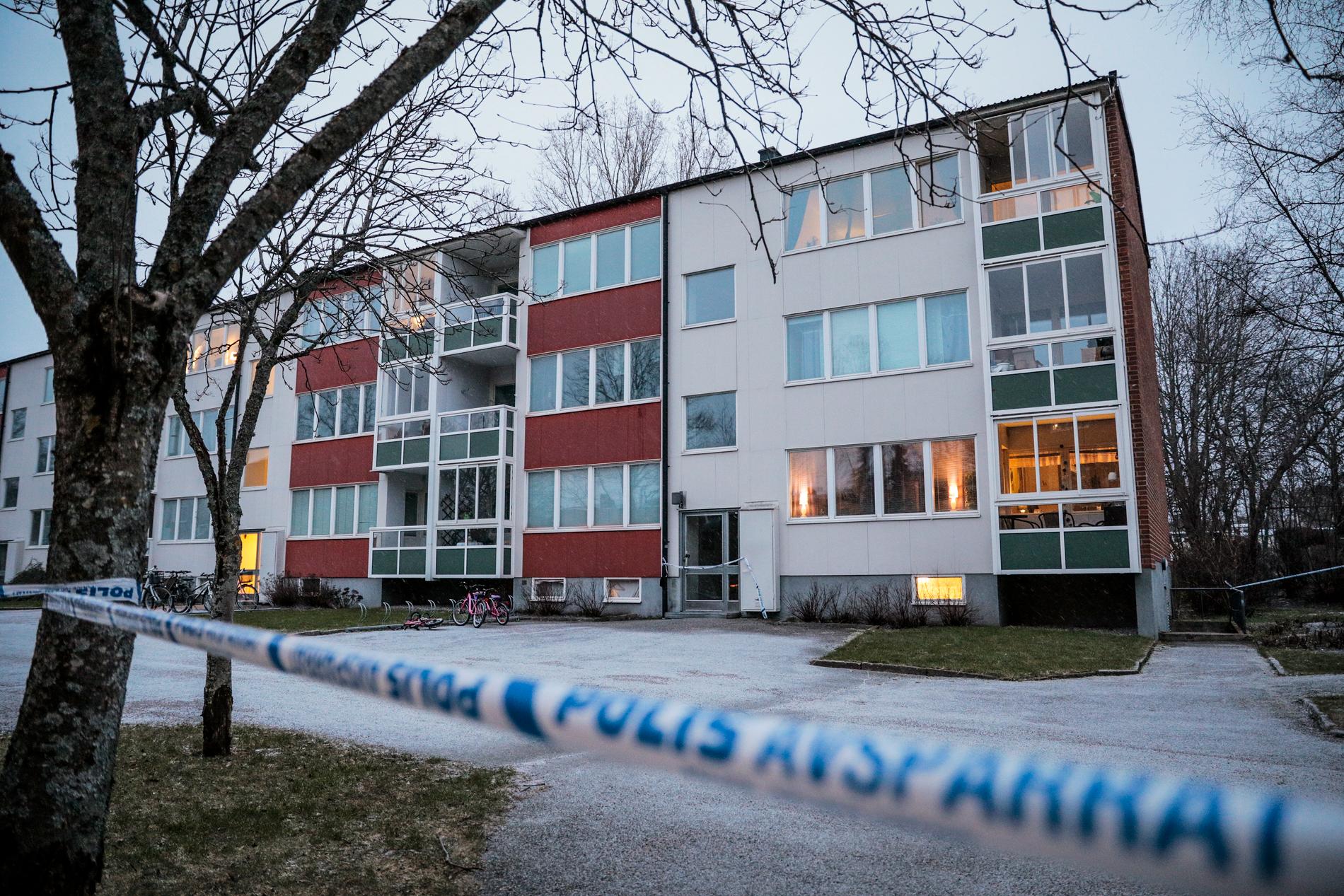 Polisavspärrning vid ett bostadshus i stadsdelen Norr i Örebro efter att ett explosivt föremål hittades i februari.