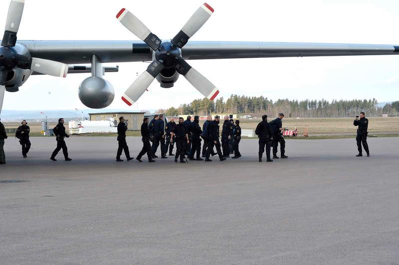 För att förhindra eventuella konfrontationer mellan ­nazister och motdemonstranter har polisen ökat sin ­bemanning rejält i Borlänge. Poliser har kallats in från Örebro och Värmland, samt från Region Väst och Syd. Under lördagen landade ett Herculesplan på Dala ­Airport med 70 poliser från Skåne.