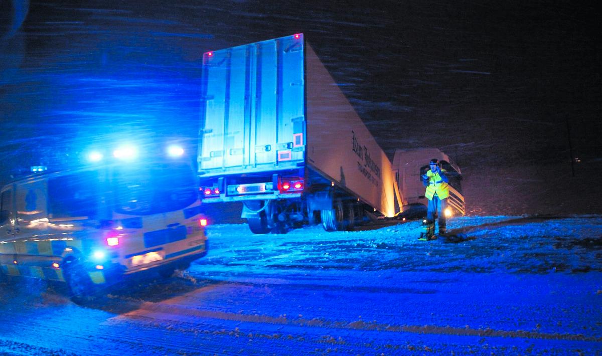 åkte i diket  Över 20 lastbilar fastnade i snön i Mullsjö utanför Jönköping. Vind och drivsnö försvårade bärgningen av fordonen. Olycksrapporterna strömmade in när årets första riktiga vinterstorm slog till.