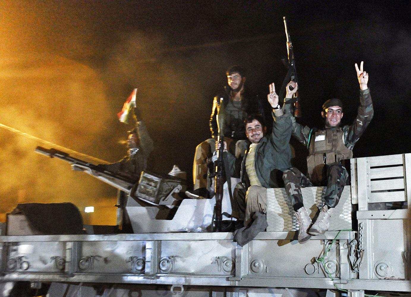 Bilden visar peshmerga när de var på väg in i syriskt territorium för att nå fram till Kobane.