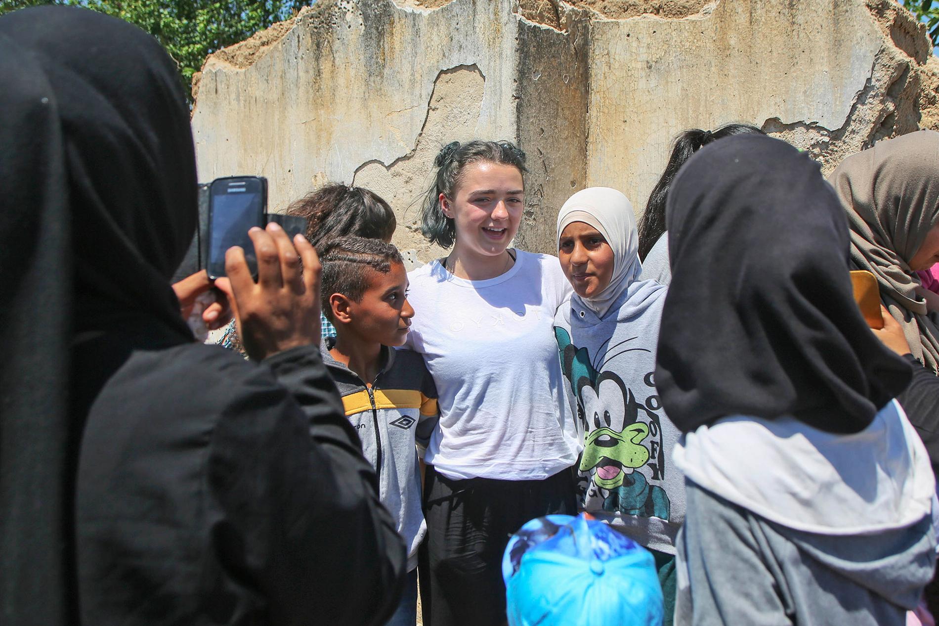 ”Game of thrones”-skådespelaren Lena Headey pratar med unga syriska flyktingar i ett läger i Grekland.