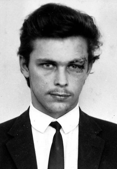 Clark Olofsson på Polisens förbrytarbild 1965. I dag har Olofsson suttit inlåst mer än halva sitt liv.