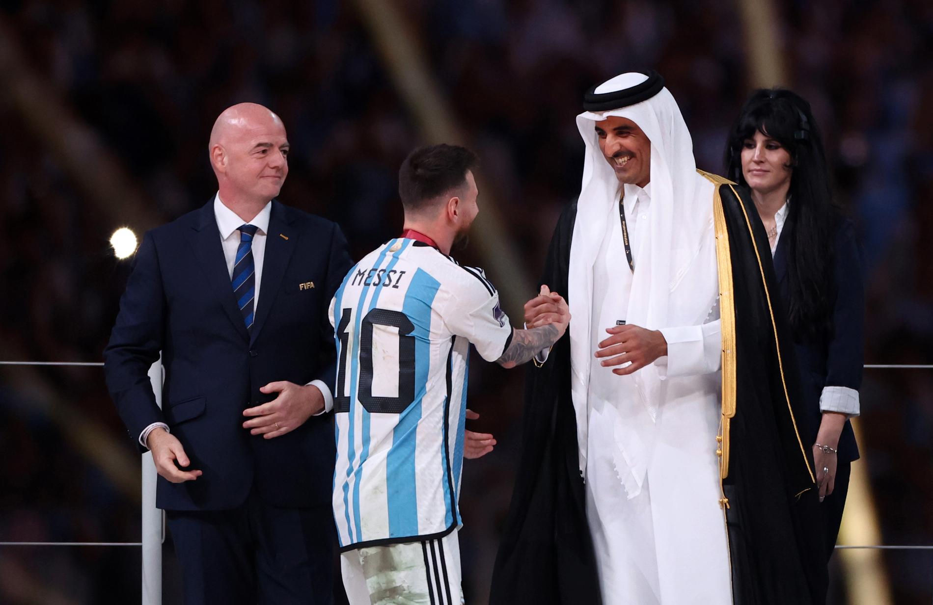 Shejk Tamim bin Hamad Al Thani tillsammans med Leo Messi efter VM-finalen i Qatar. 