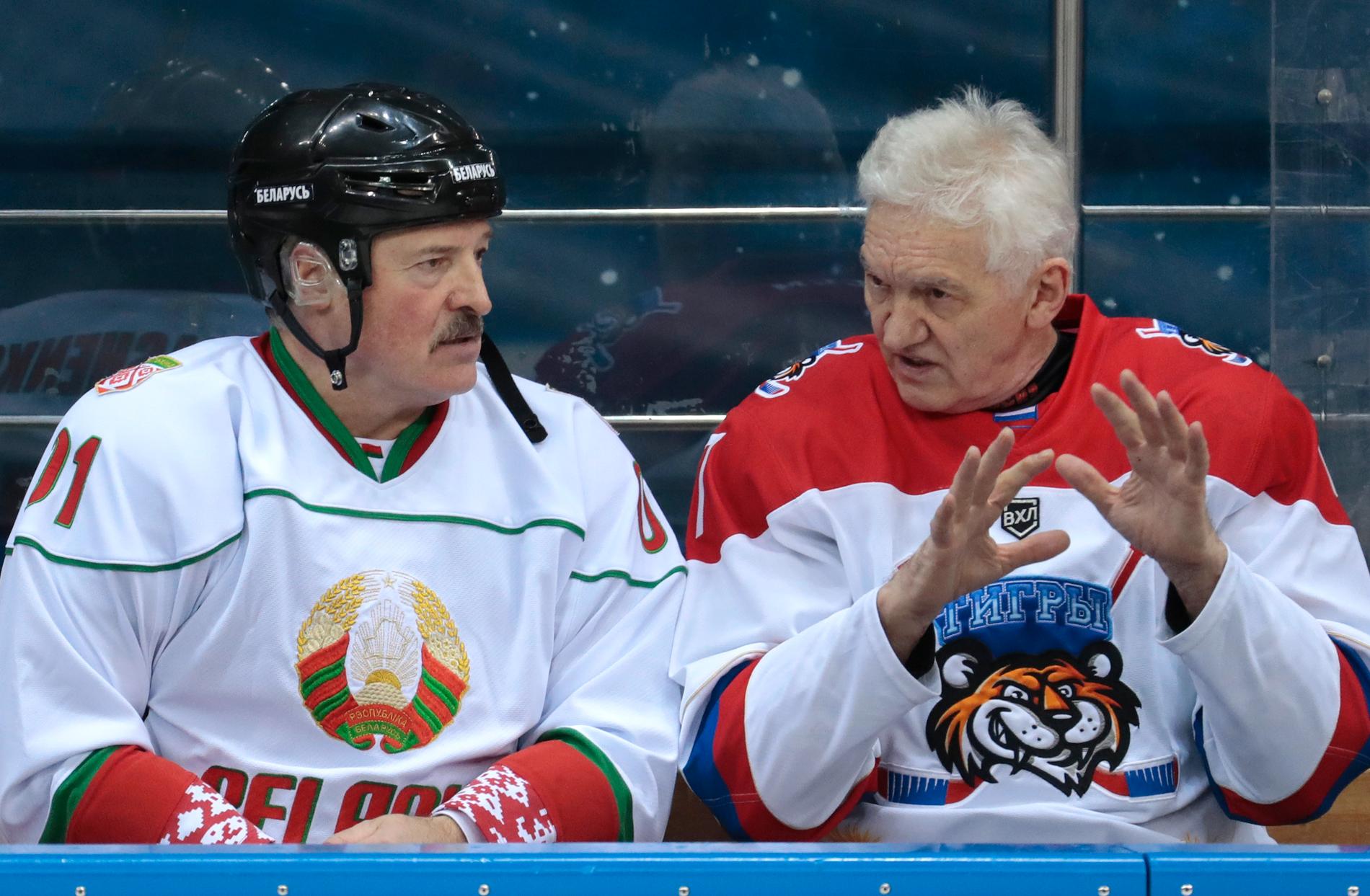 Belarus president Aleksandr Lukasjenko (till vänster) är ett stort hockeyfan. Arkivbild.