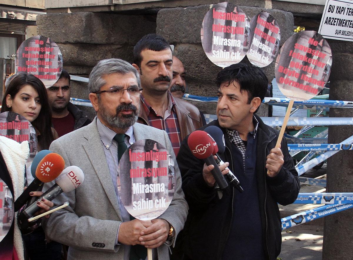Tahir Elci, i mitten, talar med media strax innan han sköts och dödades i Diyarbakir, Turkiet.