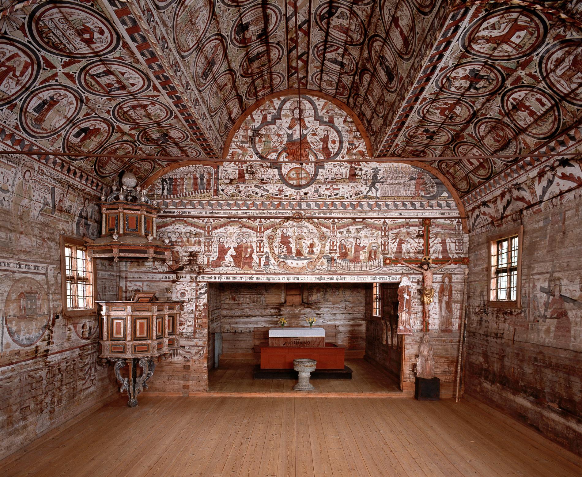 Väggar och tak i Södra Rådas träkyrka var täckta av medeltida målningar. De äldsta, i koret längst bort på bilden, var från 1323 och bedömdes som unikt väl bevarade. Målningarna i långskeppet gjordes 1494 och tillskrivs kyrkomålaren Mäster Amund.