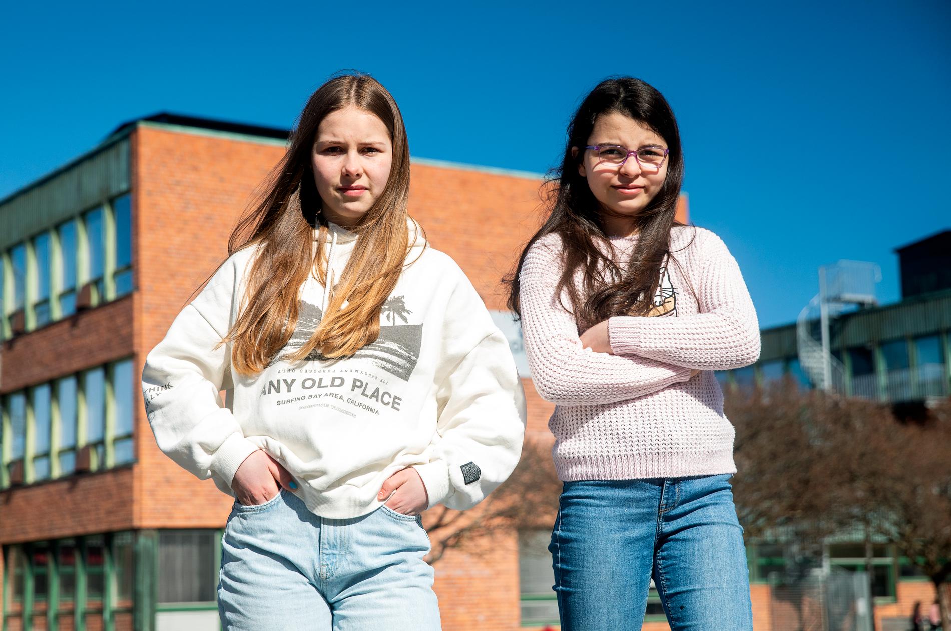 Moa Josefsson Spetz, 14, och Yara Kakhi, 12. Moa får gå kvar sitt sista år i grundskolan i Skytteholmsskolan med andra nior och lågstadieelever, Yara ska byta till Råsunda Central. 