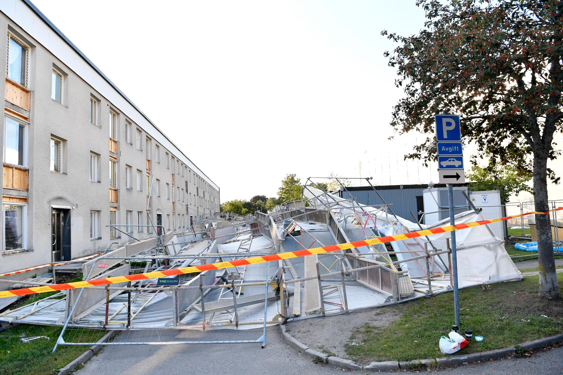 En byggnadsställning har rasat i den hårda vinden på Snapphanevägen i Jakobsberg.