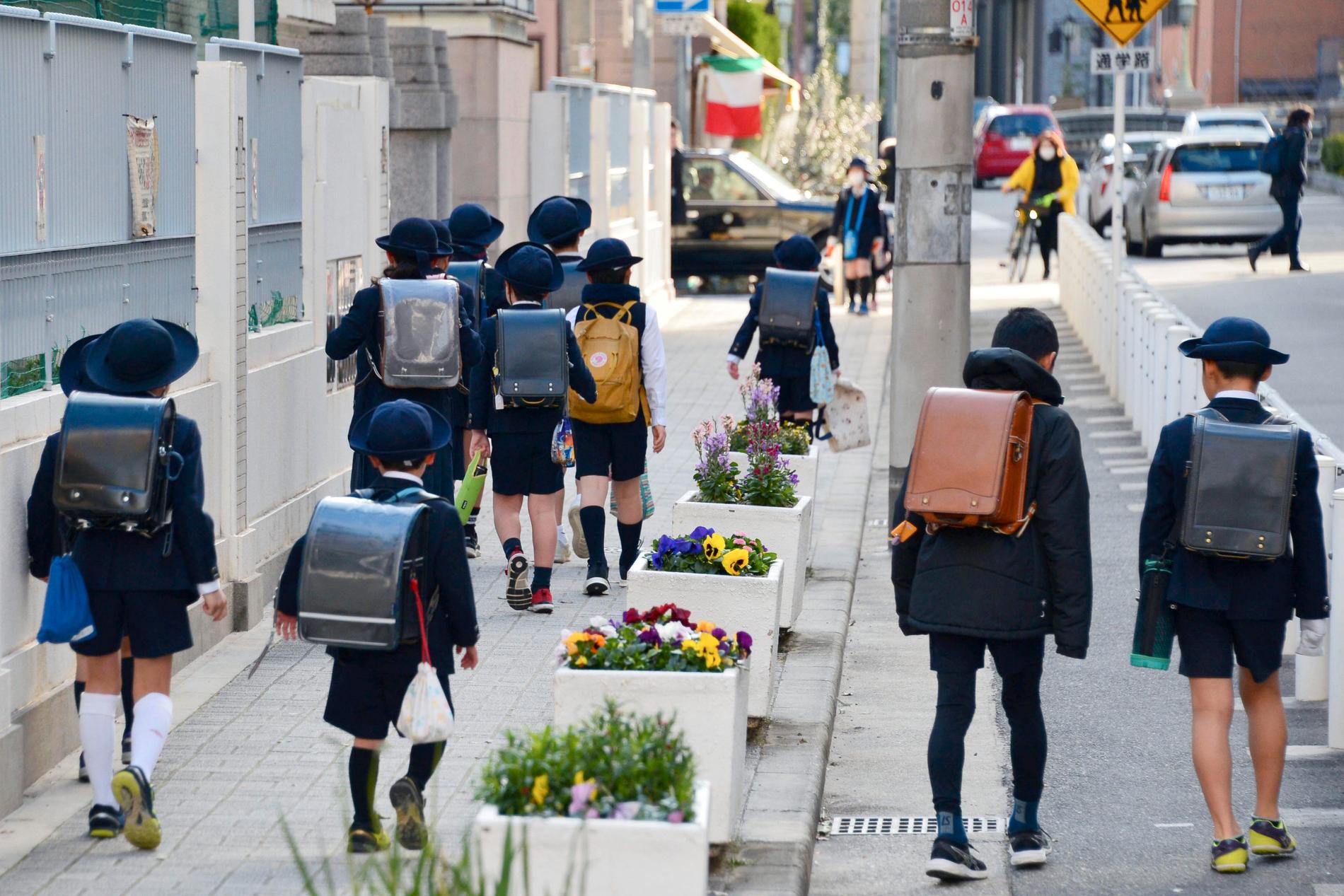 Japanska skolbarn får ett extra långt vårlov då landets skolor stängs på grund av coronaviruset.