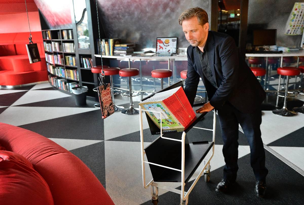 Tillbaka i hyllorna Tintinböckerna togs under måndagen bort från hyllorna på Kulturhuset i Stockholm. Men efter en en våg av kritik backade i går chefen Eric Sjöström och ställde tillbaka böckerna.