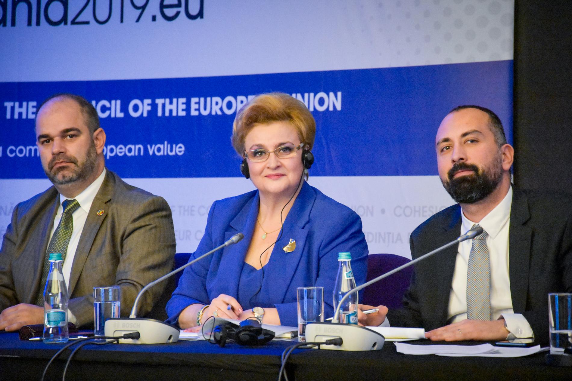 Gratiela Gavrilescu (mitten) är vice premiärminister och miljöminister i Rumänien.