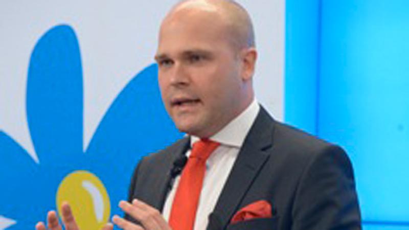 I dag meddelade Jimmie Erik Almqvist att han sitter kvar i riksdagen men lämnar alla uppdrag för Sverigedemokraterna efter Expressens avslöjande.