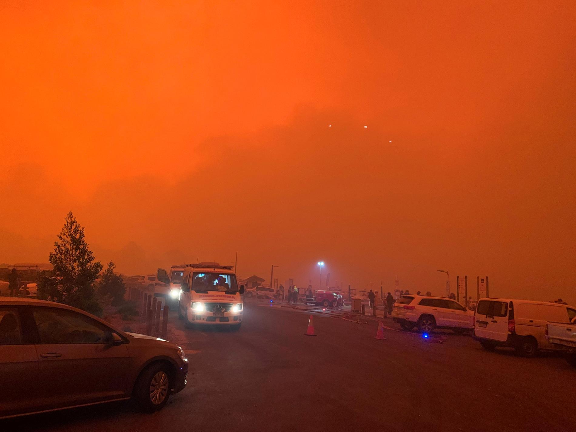 Himlen är mörkt röd av bränderna som härjar i Mallacoota, Australien.