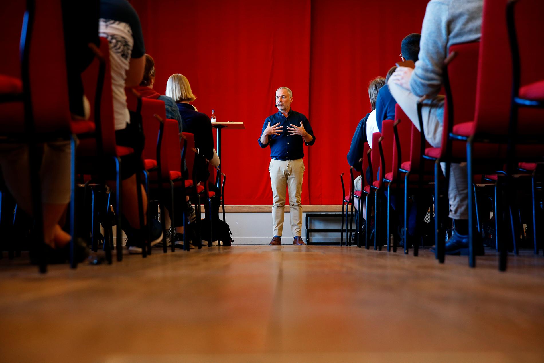 Jan Björklund (L) kampanjar inför EU valet på De Geergymnasiet i Norrköping.