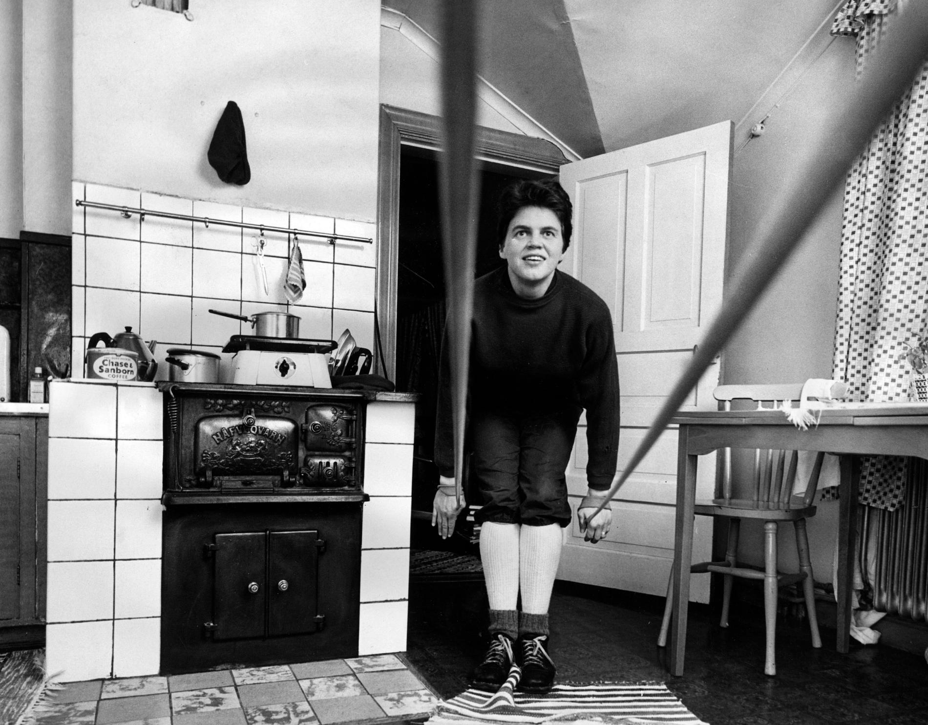 Sonja Edström-Ruthström tränar hemma i köket 1959
