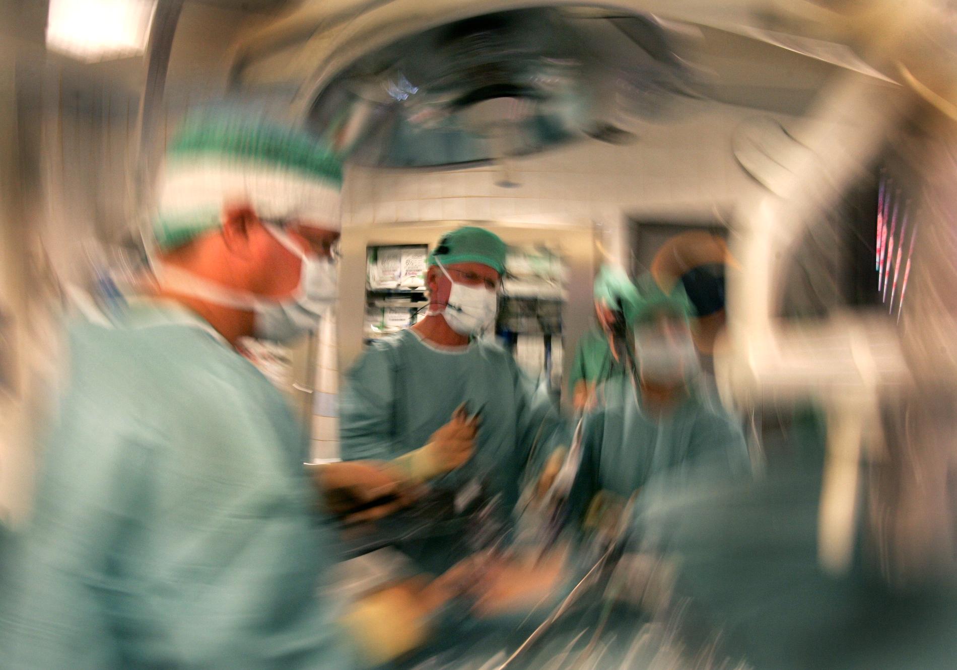 Kirurger vid Karolinska Institutet i Huddinge genomför en njurtransplantation. Arkivbild.
