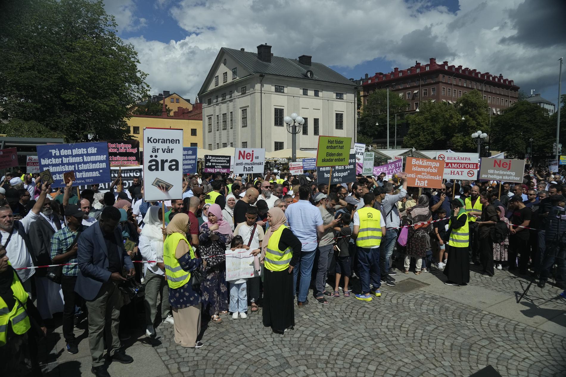 Demonstration mot koranbränning i Stockholm på söndagen. 