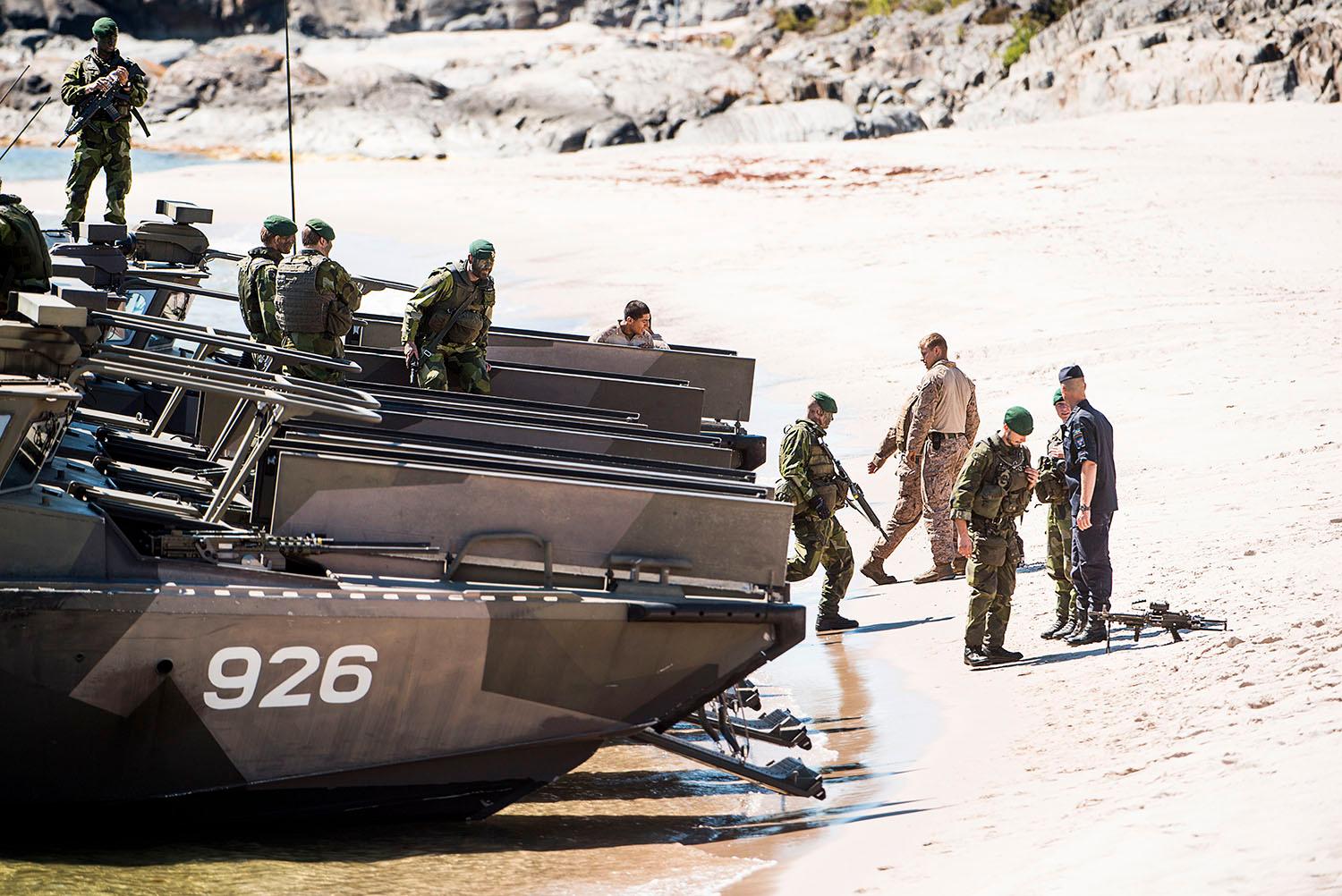 Svenska stridsbåt 90 som väntar på att transportera amfibiesoldater från bland annat Sverige och USA.