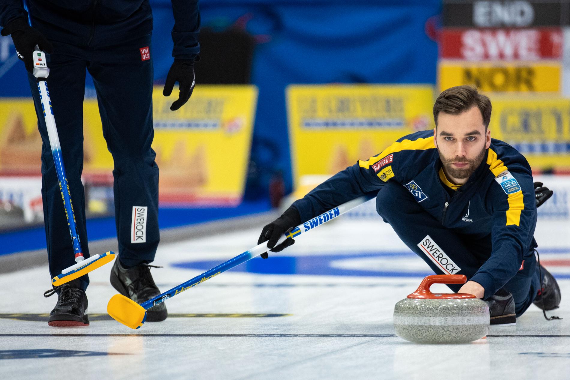 Oskar Eriksson är skip i Sveriges lag som är klart för semifinal i curling-EM 2022 i Östersund.