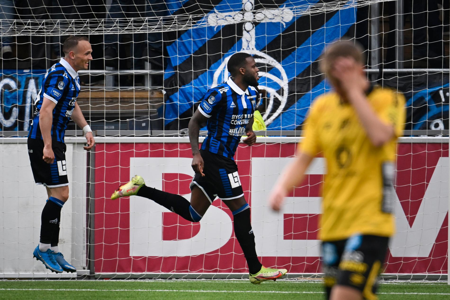 Sirius Christian Kouakou, i mitten, jublar över sitt 1–0-mål på Elfsborg.