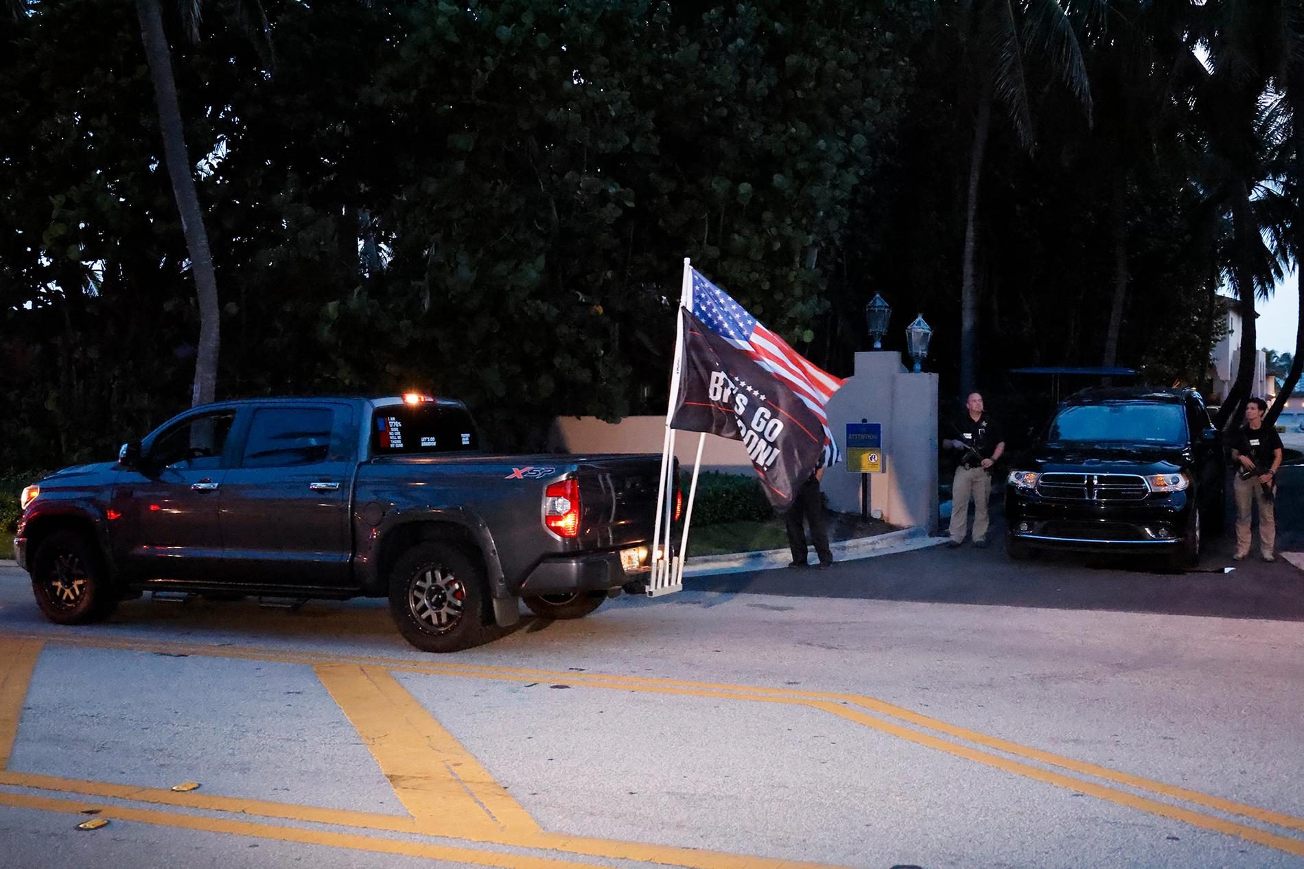 Anhängare till expresidenten Donald Trump kör förbi hans hem Mar-a-Lago i Florida under måndagskvällen efter att nyheten om FBI:s razzia kommit ut – och fördömts av ex-presidenten.