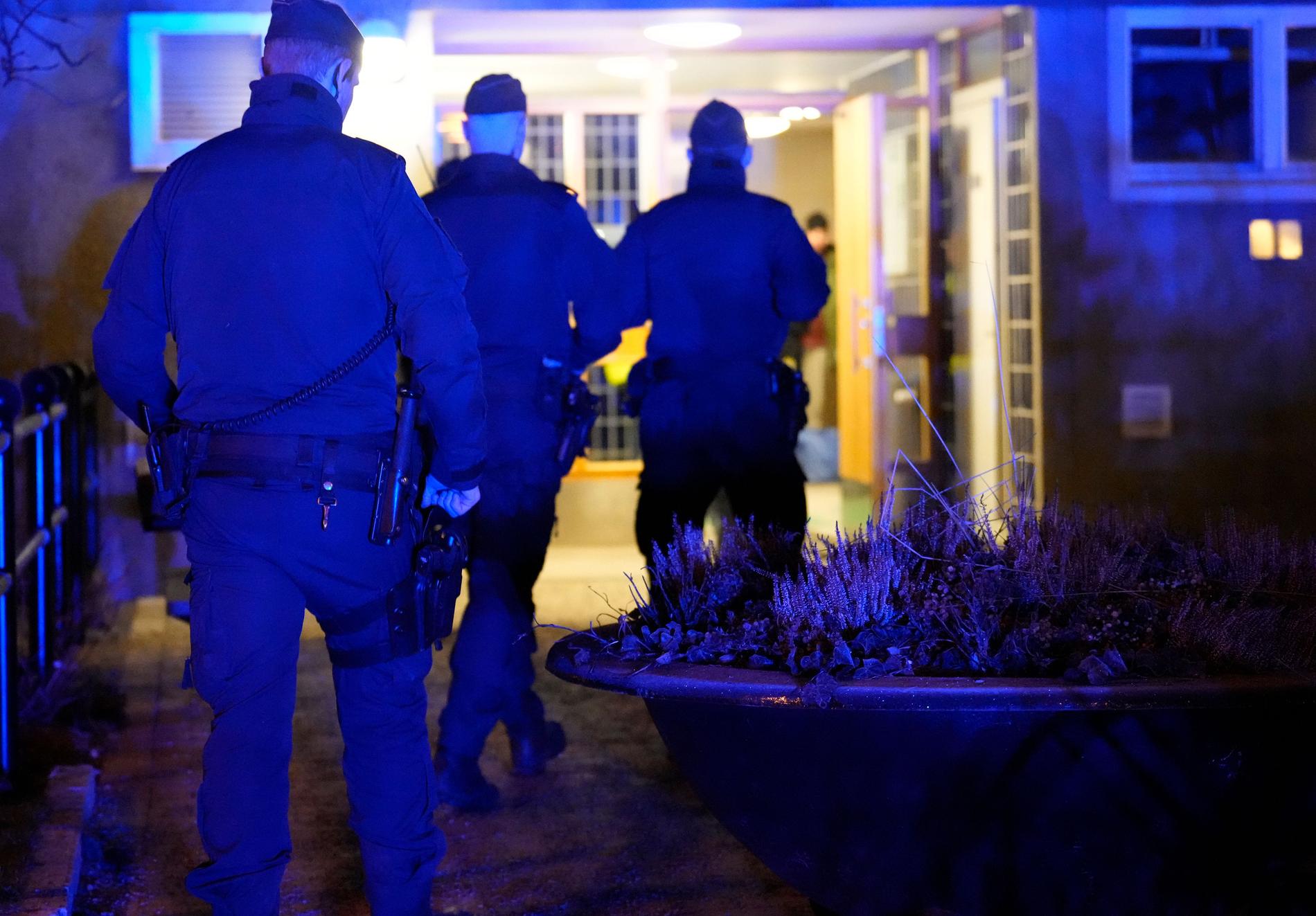 Polisen på plats i Årsta efter explosionen.