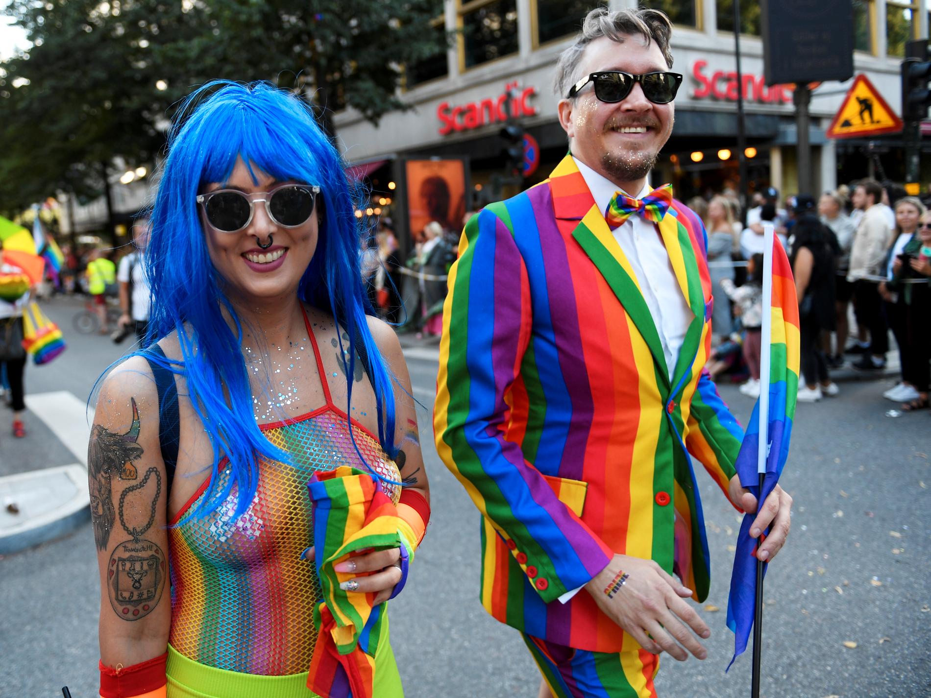 Två av många som bar regnbågsfärgat i paraden.
