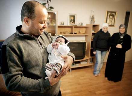 Mohameds föräldrar Hassan och Zainab med den då nyfödda Anna-Lena i Aftonbladet 2004.