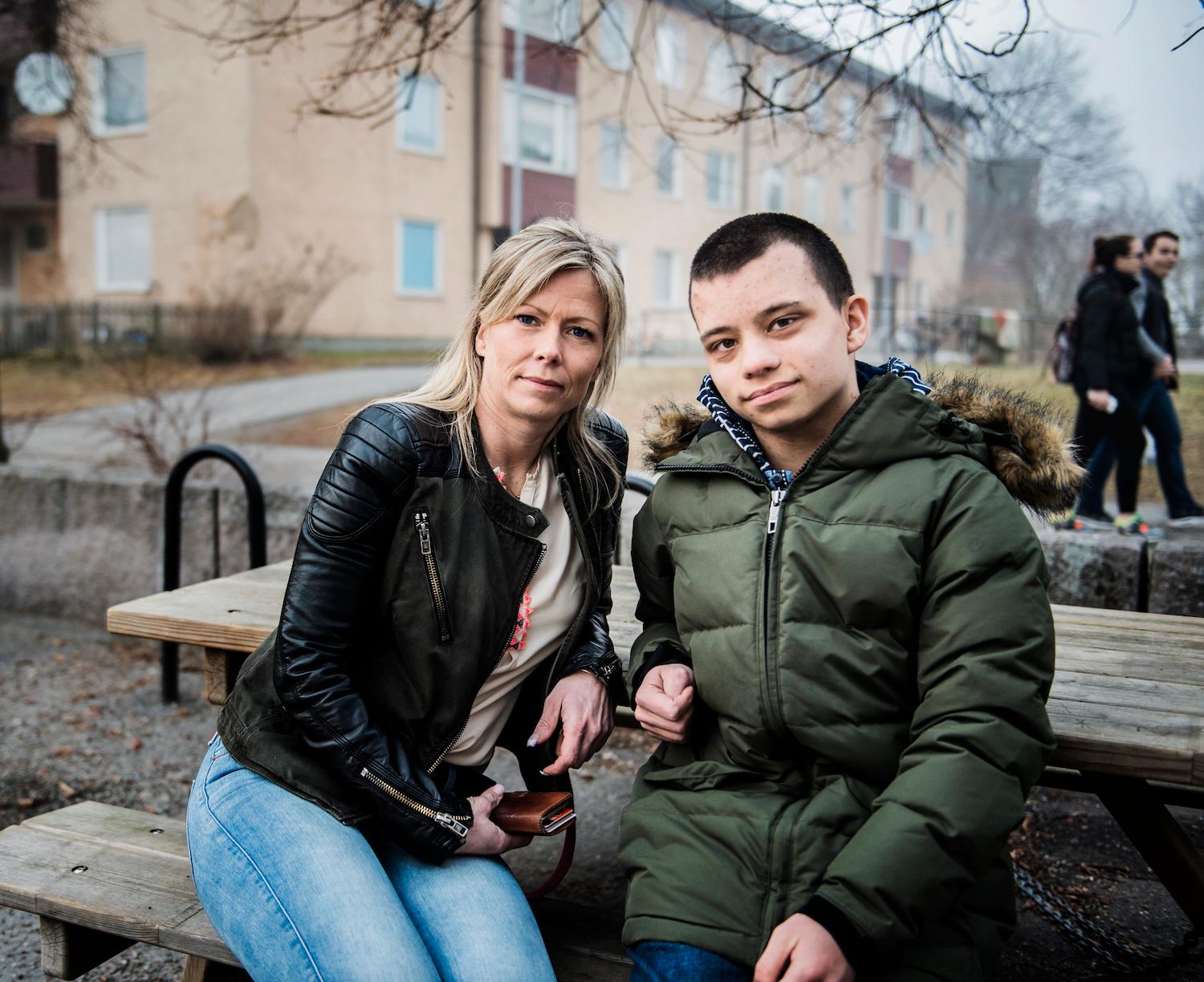 Camilla Niva med sonen Melvin, 14, är upprörda över kommunens beslut kring Jordbrogården. Foto: CAROLINA BYRMO