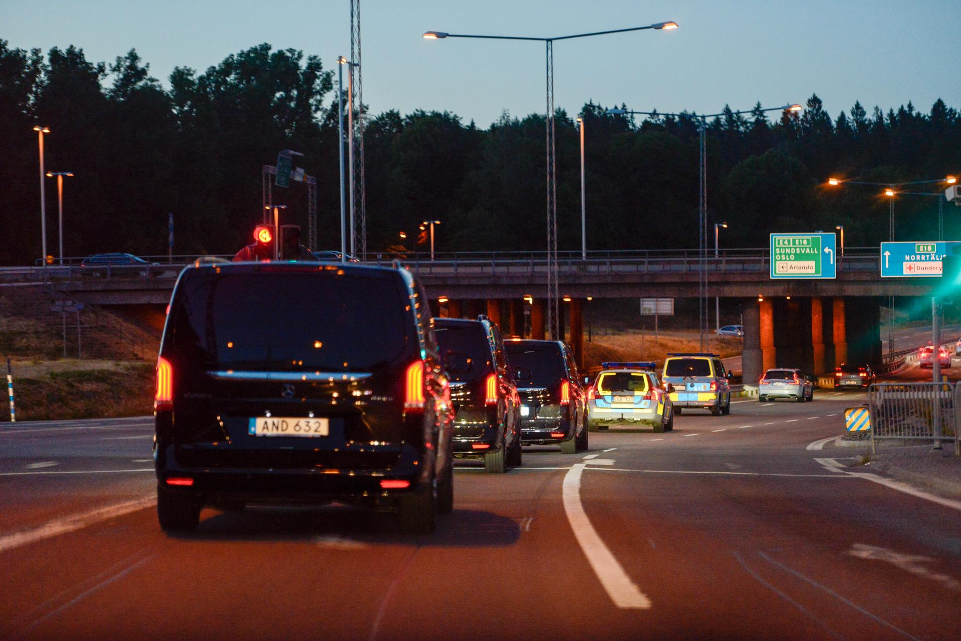 Kortegen på väg mot Arlanda med poliseskort. 