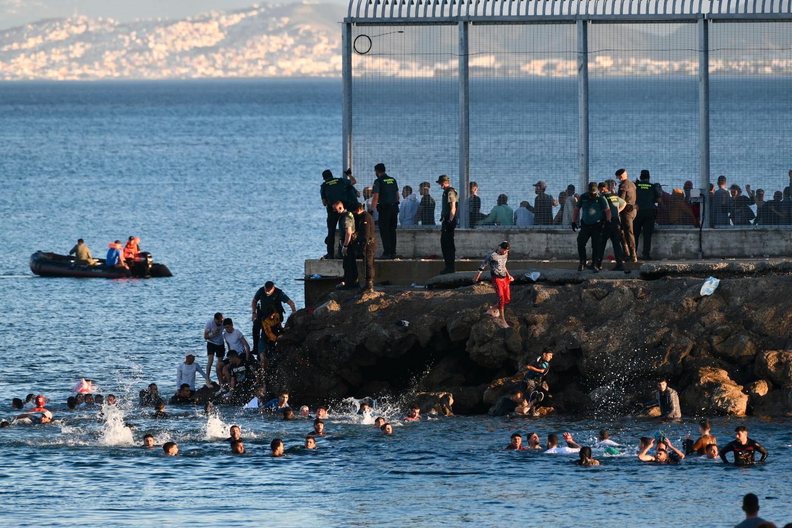 Flyktingar och migranter simmar in till den spanska enklaven Ceuta, 17 maj i år.