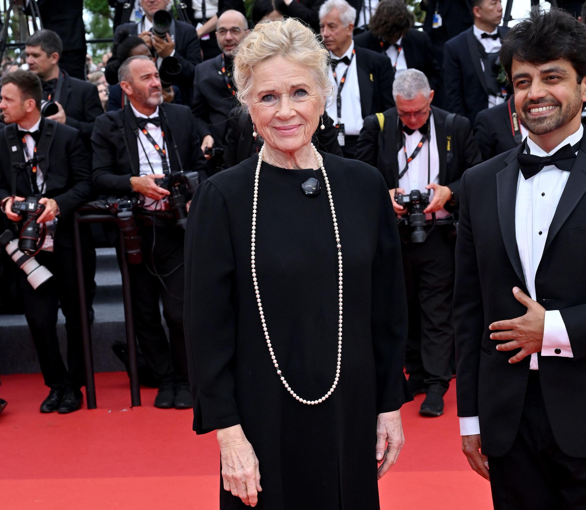 Liv Ullmann och Dheeraj Akolkar på röda mattan i Cannes.