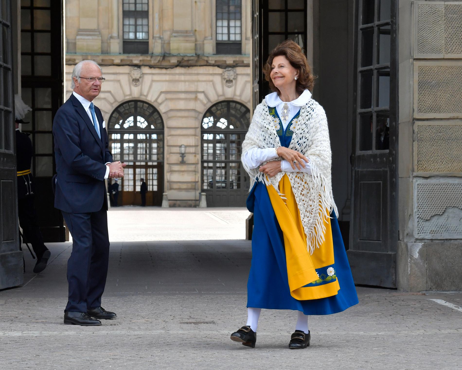 Kung Carl Gustaf och drottning Silvia på borggården på Stockholm slott vid nationaldagsfirandet. 