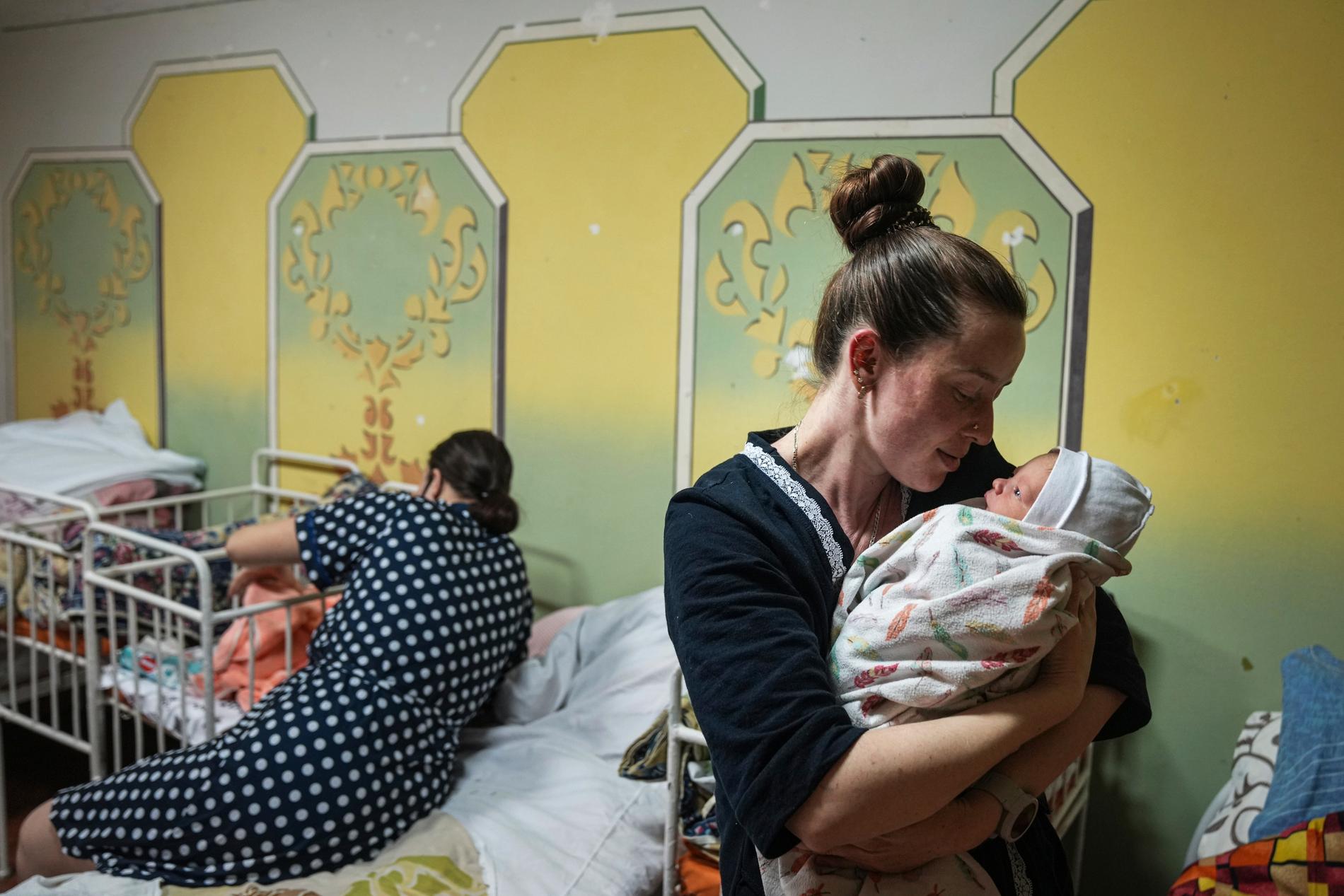 Kateryna Suharokova håller sin son för första gången. Han föddes i ett provisoriskt skyddsrum i Mariupol.
