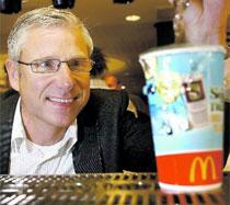 Dumpar flaskvattnet ”Vi har tagit intryck av era artiklar”, säger McDonalds miljöchef Bertil Rosquist. I oktober slutar hamburgerkedjan sälja flaskvatten.