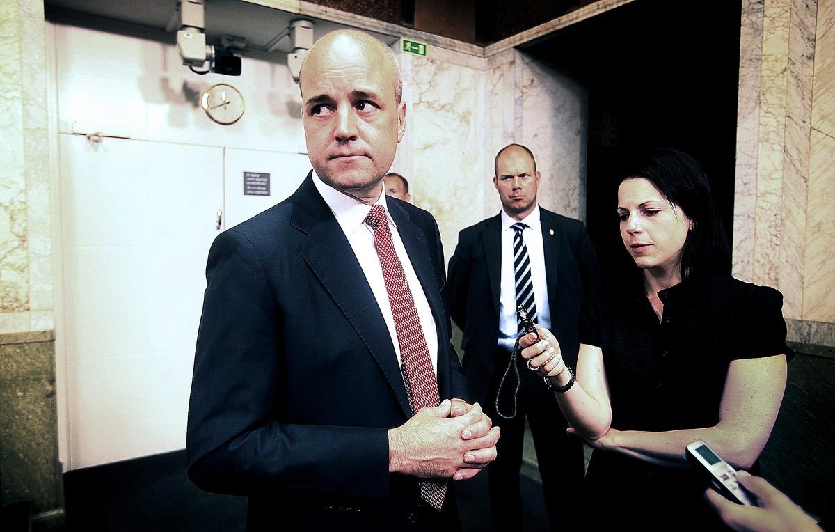 EN PRESSAD STATSMINISTER Fredrik Reinfeldt möter pressen efter att hans arbetsmarknadsminister Sven Otto Littorin avgått.