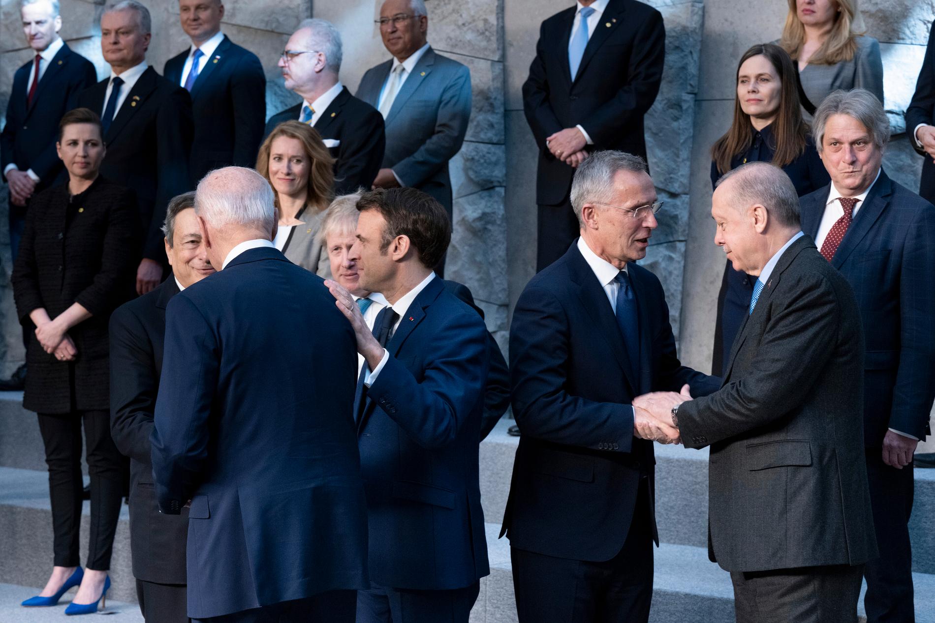 Till höger: Turkiets president Erdogan i handslag med Natos generalsekreterare Jens Stoltenberg. Till vänster: Överläggningar mellan USA:s Joe Biden, Frankrikes Emmanuel Macron, Italiens Mario Draghi och Storbritanniens Boris Johnson. Arkivbild från den 24 mars.
