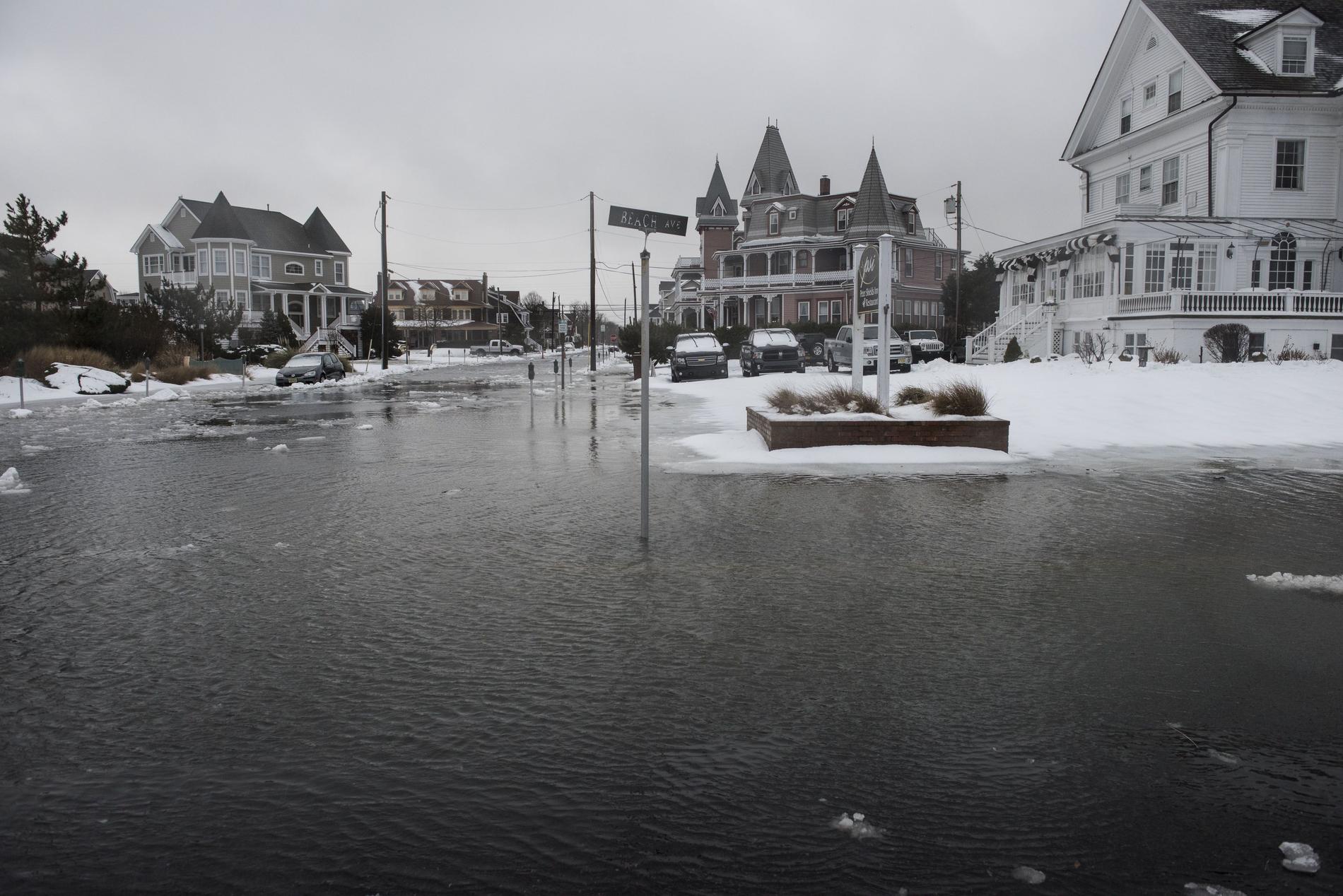Stormen och högvatten orsakade översvämningar på Beach Avenue i Cape May, New Jersey.